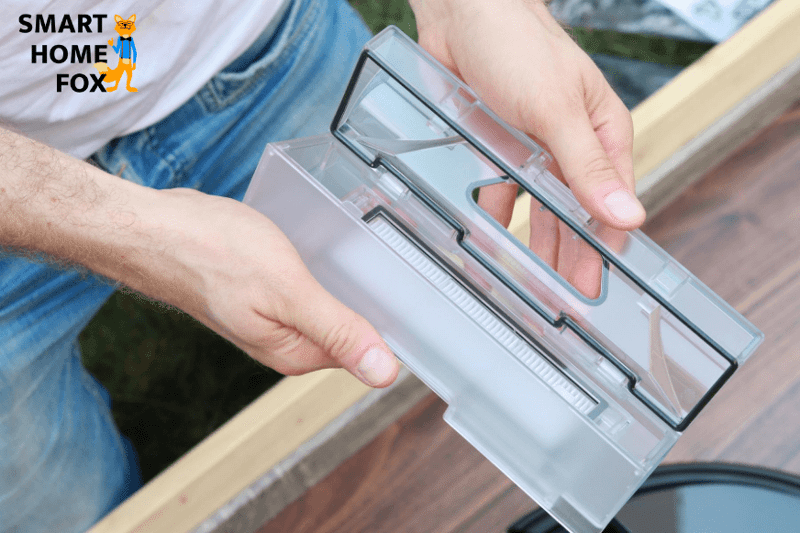 Opening the Roborock S6 MaxV’s mobile dirt container